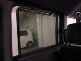 後席にはロールサンシェードが装備されており、車内の温度の上昇を低減するなどの効果を発揮します。