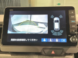 リバースギアに入れるだけで後方の表示へ切り替わります。夜間や雨の日の駐車も楽になりますよ。