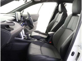 シックな色使いの運転席周りですね。すっきりとしたデザインで上品な色使いです。居心地の良い運転席長く座ってられるリラックスできるデザインがいいですね。