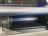 運転席前方にも収納、USB充電があります。