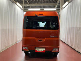 跳ね上げ式バックドアなので、雨天時の荷物の出し入れの際も濡れにくいです。