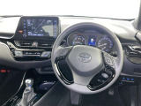 運転席まわりです。 各操作スイッチは使いやすい位置に配置されてます。