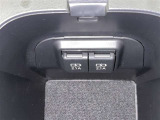 充電用USB端子付き。スマートフォンなどの充電に便利です。