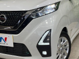 【LEDヘッドライト】悪天候や夜間走行時も良好な視界を確保し安心して運転できる高輝度LEDヘッドライトを装備!点灯速度が早く、消費電力も抑えられています。