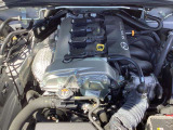 ロードスターのために専用設計されたSKYACTIV-G 1.5Lエンジン搭載。全てを「使い切る」ことを前提として開発されたエンジンです。クイックな反応とやる気にさせてくれるサウンドをご体感ください。
