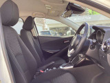 正しい姿勢で運転できるように体幹の腰部をしっかりささえるようデザインされているシートです。素材、シート形状を研究することでフィット感を高めつつ、優れた快適性を実現しています。