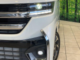 【LEDヘッドライト】悪天候や夜間走行時も良好な視界を確保し安心して運転できる高輝度LEDヘッドライトを装備!点灯速度が早く、消費電力も抑えられています。