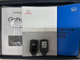 スマートキーは鍵をバッグに入れたままでもドアロックの開閉やエンジンのON・OFFができます。夜間や雨の日も鍵を探さなくて良いので便利です。