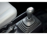 セレクティブ4WD(EL+5MT)必要に応じて、シフトノブ上のスイッチで2WDと4WDが切替え可能!悪路での発進などに役立つEL(エクストラ・ロー)+5MTと組み合わされることで、屈指の走破性を実現!