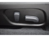運転席パワーシート 電動シート採用で細かい微調整ができ、ドライビングポジションにしっかり合わせることで疲労軽減や事故防止につながります♪♪