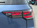 ダイナミックターンインジケーター付き3DのLEDテールランプ。ウィンカーの光が流れるように点滅、後続車からの視認性が高まり、万一の追突の危険性を軽減します。
