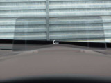 運転視界の遠方上方に虚像を投影することで前を見ながら情報の視認ができます。本当にドライバーが必要な情報を適切に伝え、楽しんで頂くことを考えた新世代装備です。※虚像は1.5m前方に浮かぶイメージです。