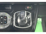 ハイブリッドカーですが運転操作は普通の車と変わりませんのでご安心ください。操作方法はスタッフが説明いたしますのでお気軽にご質問ください