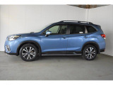 スバルの4WD(AWD)は直進安定性に優れ、日常走行から高速走行まで、さまざまなシーンで安心感に満ちた走りが愉しめます。それは悪路や泥道など左右のタイヤの路面状況が異なるシーンでも変わりません。