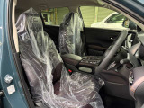 革のシートは上質感があり、クッション性も優れているので長時間の運転でも疲れにくくなっています。
