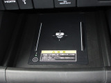 ワイヤレス充電器がついています。対応スマートフォンを置くだけで充電が可能です。