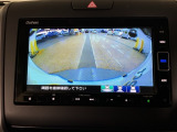 【バックカメラ】運転が苦手な方も車庫入れラクラクです!ギアをリバースに入れれば自動的に切り換わりますので、面倒な操作は不要です♪狭い駐車場もお車を傷つけず安心ですね!