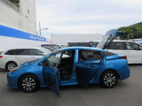 4ドアセダンですがバックドアも大きく開きますので開放感のある車です。