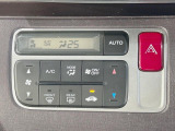 【オートエアコン】一度お好みの温度に設定すれば、車内の温度を検知し風量や温度を自動で調整。暑い&hellip;寒い&hellip;と何度もスイッチ操作をする必要はありません。快適な車内空間には必須の機能ですね♪