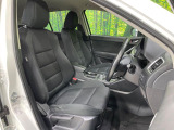 運転席まわりには十分なスペースがあり、大柄な方でもゆったり運転していただける環境です。