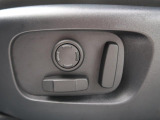 ◆パワーシート『電動パワーシートですので運転中のシート調節も安全に行えます。微調整も可能ですのであなただけのドライビングポジションを実現します。』