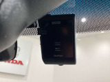 アクセサリーソケットはUSBのアダプターなどをつければ、スマホの充電にも使えます。横にはナビゲーション用の外部入力可能なUSB端子などがついており、周辺には物が置けるトレーがついています。