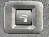 【パワーバックドア】スマートキーや運転席のボタンを押すだけでリアゲートが自動で開閉します!荷物を持っている時や、高い位置にあるバックドアを閉める際に便利な機能です♪