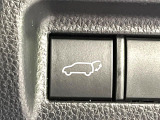 【パワーバックドア】スマートキーや運転席のボタンを押すだけでリアゲートが自動で開閉します!荷物を持っている時や、高い位置にあるバックドアを閉める際に便利な機能です♪