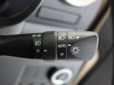 車外の明るさに応じて、自動的にライトの点灯・消灯をしてくれます