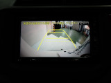 バックをするとき自動でリアの様子が映る『リアカメラ』付き!ナビ画面で確認しながらバックができ、ガイドラインで距離感がつかめるので後ろの壁も安心ですね。でも、周りへの目視も忘れないでくださいね!