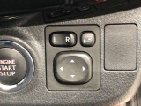 電動格納式ドアミラー付き。駐車場へ停めた時に、ボタン一つで左右のドアミラーをたたむ事ができます。