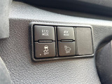 【オートマチックハイビームスイッチ】フロントガラスに設置されたカメラセンサーにより前方車両のランプや街路灯などの明るさを判定し、自動的にハイビームとロービームを切りかえます♪