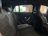 メルセデスのシートは少し硬めになっております。長時間の運転の際、適度な反発があることでお尻や腰の負担を減らす効果が御座います。