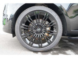 23インチ&rdquo;スタイル1075&rdquo;(グロスブラックフィニッシュ) 285/40R23 ピレリ オールシーズンタイヤ装着
