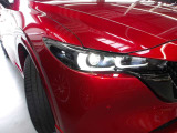 【アダプティブLEDヘッドライト】夜間走行時に先行車や対向車の状況をクルマが判断。ヘッドランプの照射範囲や明るさを自動的に変化させます。