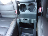 運転席と助手席の間には、カップホルダーが装備されています! また、スマホ充電も可能です!