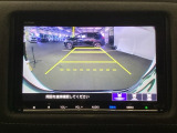 後方確認はお任せ! リアカメラ装備でバック駐車をサポートします。