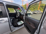 運転席開口部。ドアは大きく開きます。