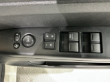 狭い駐車場で便利な電動格納ドアミラーが付いています。