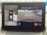 車体がシースルー(透過)して周囲の見通しを高めた設計の『360&deg;シースルービューモニター』を搭載。大きな車体でも、上空から見下ろす正確な視点で、狭い道や駐車をサポートします。