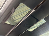 【ガラスルーフ】大型のガラスルーフ搭載で車内の解放感が一気にアップ!開放的なドライブをお楽しみいただけます。