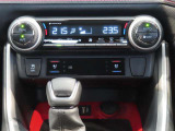 左右独立温度コントロールフルオートエアコンです。運転席、助手席それぞれで独立して温度設定ができます。冷え性の方が乗っても安心ですね♪