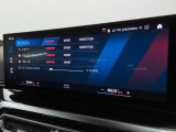 BMWカーブド・ディスプレイは、必要な情報をひと目で把握できるだけでなく、BMW iDriveの主要なインターフェイスとしてさまざまな機能の直観的な操作を可能にしています。