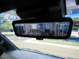 こちらもメーカーオプションのデジタルインナーミラー搭載♪荷物や道具を満載しててもしっかり後方確認が出来ます♪