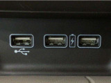 【USBポート】USBポートも装備されています、スマートフォンの充電やオーディオに連携も可能です、今や欠かせない装備の一つです!