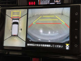 パノラミックビューモニターを装備。駐車場や交差点でクルマを真上から見るように周囲を確認できます。機能の詳細は販売店スタッフまでおたずねください。