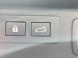 【パワーバックドア】スマートキーや運転席のボタンを押すだけでリアゲートが自動で開閉します!荷物を持っている時や、高い位置にあるバックドアを閉める際に便利な機能です♪