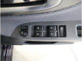 運転席には、ドアミラー調整と全ウィンドー操作のスイッチを集約。手元で扱いやすい配置です。