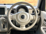 インテリアに合わせたデザインのステアリングは、運転される方のことも考え、運転しやすい形状、大きさです。是非一度、実際に触ってお確かめください。