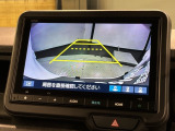 リバースギアに入れるだけで後方の表示へ切り替わります。夜間や雨の日の駐車も楽になりますよ。
